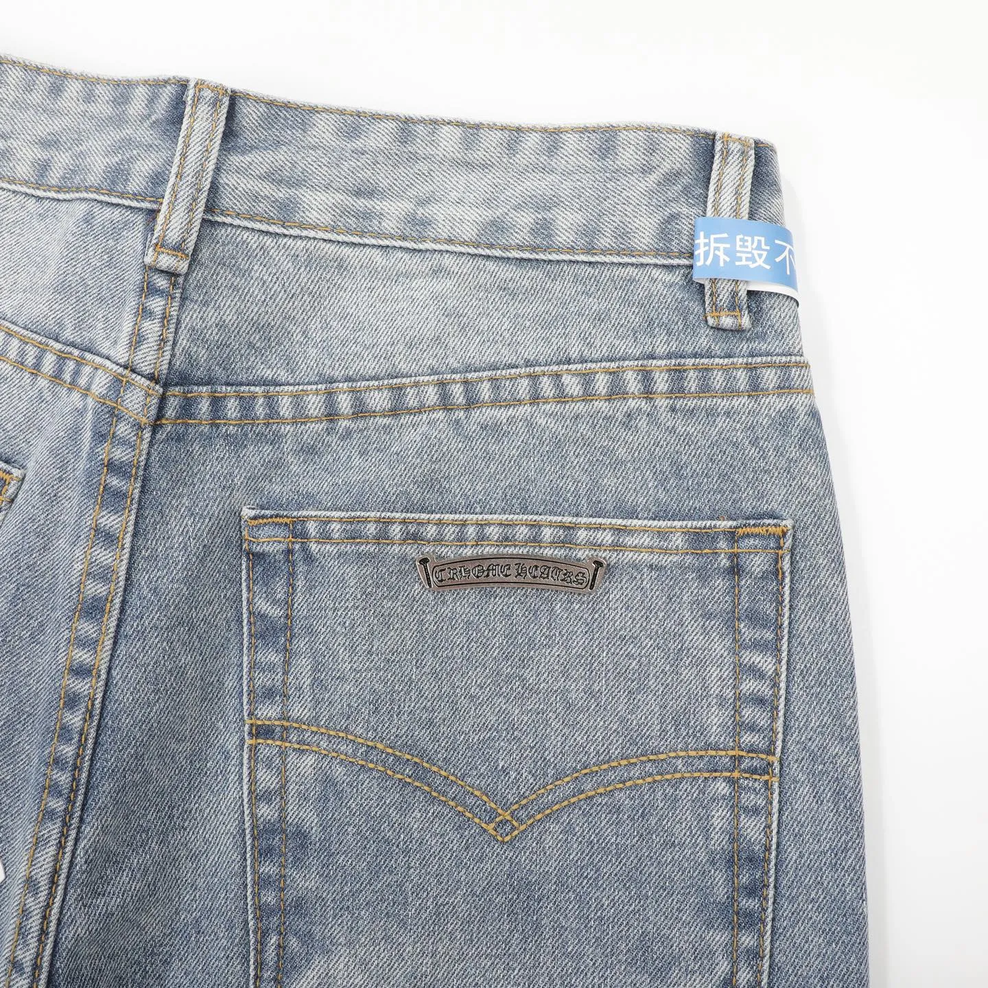 P310 Ch rare co-branded top item Chrome hearts new Chrome heart patchwork patchwork cross stitching micro-flare jeans Top-notch configuration, details are invincible! ! Cleanfit has become very popular in the past two years, and Kroxin’s consistent style is particularly high-end! ! Imported Japanese woven fabric ready-made clothes, genuine leather Crocodile leather labels and waist cloth leather tags are sewn on. The overall process is very cumbersome. The buttons on the trousers fly, rivets, back pockets, and metal decorative plates are all custom-made from molds. After they are finished, they are distressed to create a very effective effect. It has a vintage taste, and has been used by all kinds of big-name European and American celebrities. Kenijima’s cleanfit style has become popular all over the world. Top-grade hardware, pay attention to my detailed photos, the buttons are all detachable, and they are made of 925 engraved silver! ! Match as you like, suitable for both men and women ✔️✔️ Color: Blue Size: S M L XL